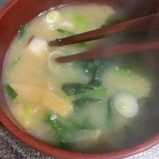 ほうれん草と里芋と油揚げの味噌汁。